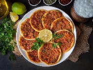 Рецепта Лахмаджун - класическо турско ястие тип пица с кайма